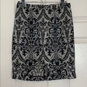 Black and white baroque print skirt size xs